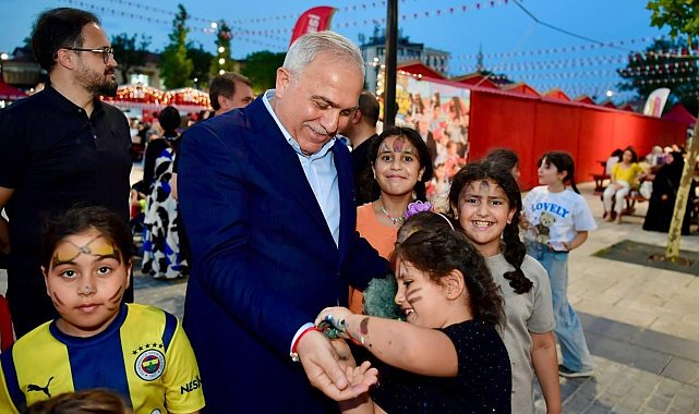 Fatih'te "Mutlu Çocuk Şenliği"ne yoğun ilgi