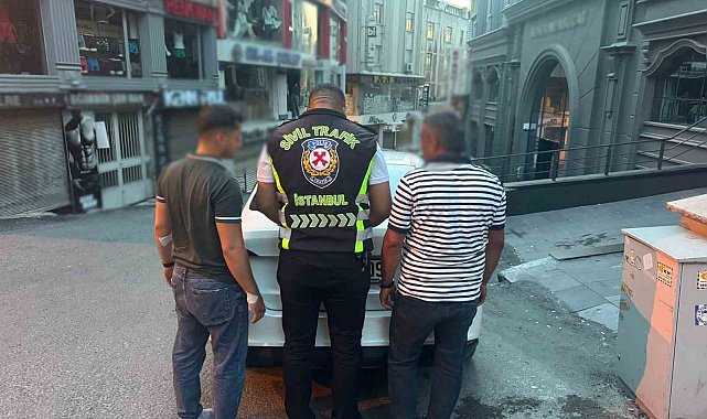Fatih'te taksi şoförünün aracını tekmeleyen sürücü tutuklandı