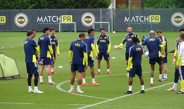 Fenerbahçe, Avusturya'da günü çift antrenmanla tamamladı
