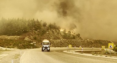 Fethiye-Antalya karayolu yangın nedeniyle trafiğe kapatıldı