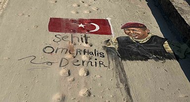 Filistinli sanatçılar, Şehit Ömer Halisdemir'i duvara çizdikleri resimle andı