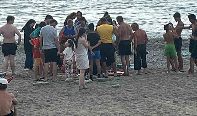 Filyos sahilinde korkutan anlar, kramp giren vatandaşı cankurtaranlar kurtardı