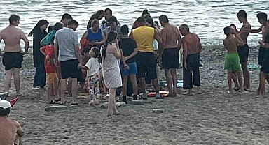 Filyos sahilinde korkutan anlar, kramp giren vatandaşı cankurtaranlar kurtardı