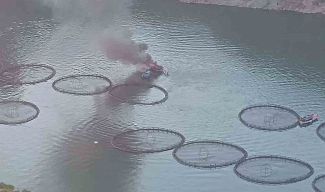 Fırat Nehri'nde tekne alev alev yandı