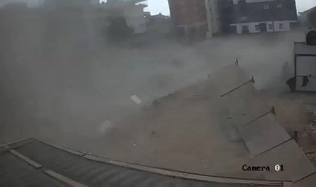 Fırtınada inşaat alanı yerle bir oldu