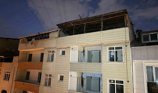 Fırtınada kopan çatı parçaları karşı binaya saplandı, bina sakinleri son anda kurtuldu