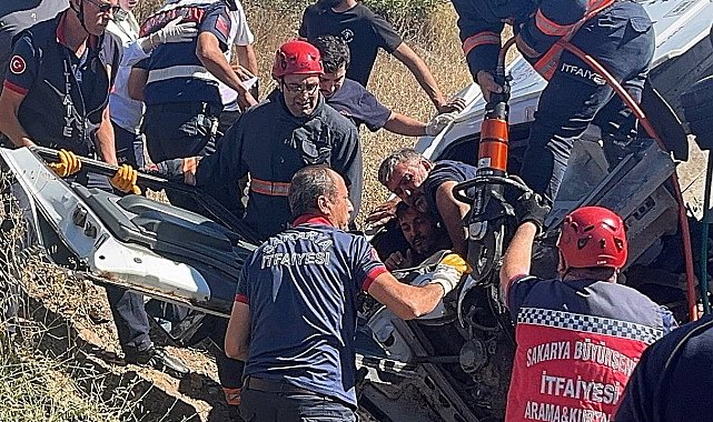 Freni patlayan şeftali yüklü kamyon, otomobilin üzerine devrildi: 6 yaralı