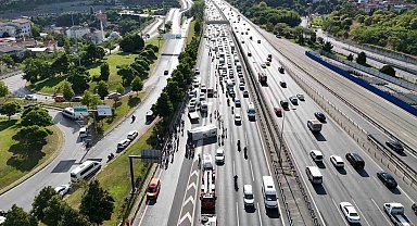 FSM köprü çıkışında banka personelini taşıyan midibüs devrildi: 21 yaralı