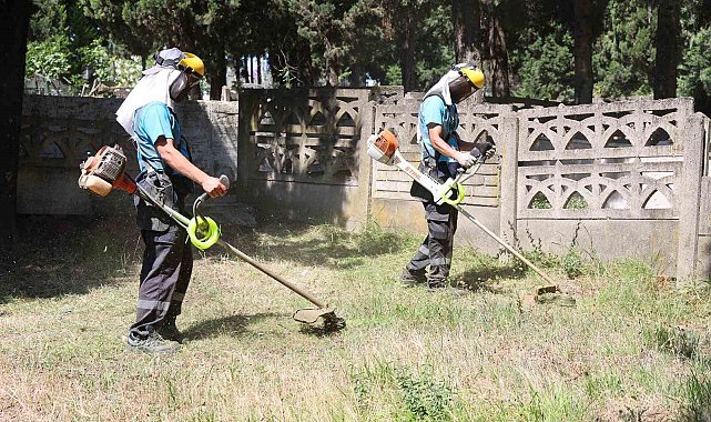 Gebze'de mezarlık ve şehitliklerde periyodik bakım çalışmaları sürüyor