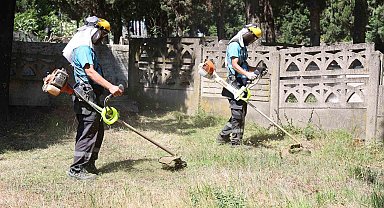 Gebze'de mezarlık ve şehitliklerde periyodik bakım çalışmaları sürüyor
