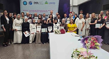 Geleceğin moda tasarımcıları Bursa'da sertifikalarını aldı
