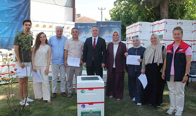 Genç arıcılara 380 adet arısız strafor kovan dağıtıldı