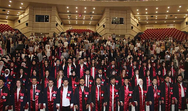 Genç eczacıların mezuniyet sevinci
