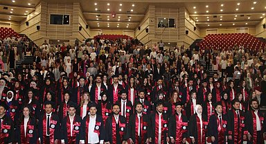 Genç eczacıların mezuniyet sevinci