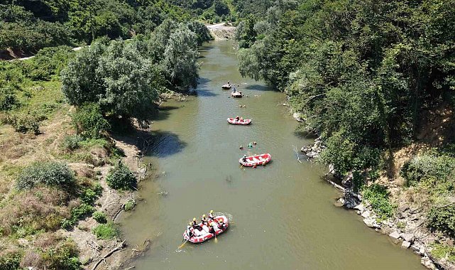 Gençler 12 kilometre kürek çekti