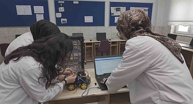 Gençler hem meslek öğreniyor hem üretiyor