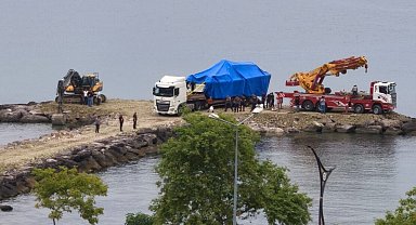Giresun'da kayalıklara çıkan Sahil Güvenlik botu olay yerinden kaldırıldı