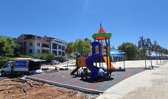 Gölcük Ulaşlı Sahili'ne yeni çocuk oyun alanı inşa ediliyor