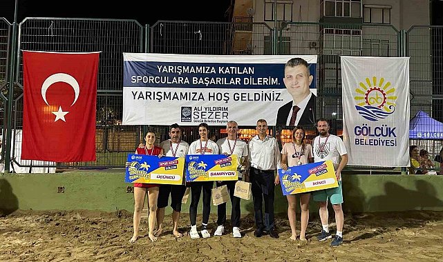 Gölcük'te 304 minik sporcunun plaj voleybolu heyecanı