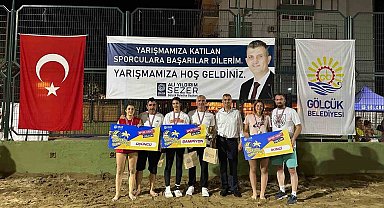 Gölcük'te 304 minik sporcunun plaj voleybolu heyecanı