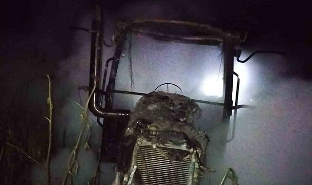 Gönen'de tarlada yanan traktör kullanılamaz hale geldi