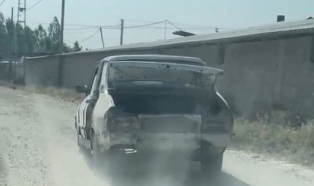Gövdesi dökülürken motoru çalışan araç ilginç görüntü oluşturdu