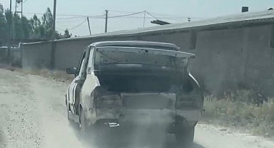 Gövdesi dökülürken motoru çalışan araç ilginç görüntü oluşturdu