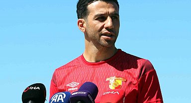 Göztepe'de İsmail Köybaşı futbolu bıraktı