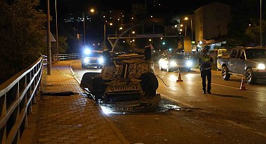 Gümüşhane'de otomobil refüjü aşıp karşı şeride geçti: 1 yaralı