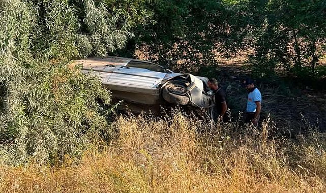 Hafif ticari araç kontrolden çıkıp tarlaya uçtu: 3 yaralı