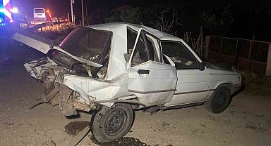 Hafif ticari araç, otomobile arkadan çarptı: 2 yaralı