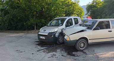 Hafif ticari araç otomobille çarpıştı: 4 yaralı