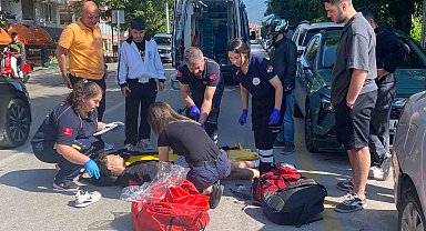 Hafif ticari araca çarparak savrulan motosikletli yaralandı