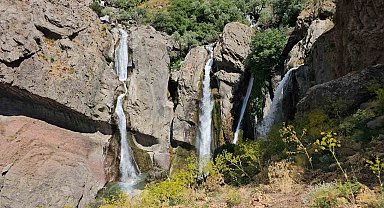 Hakkari'de Marînüs Şelalesi büyülüyor