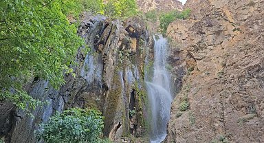 Hakkari'deki Ava Ore Şelalesi mest ediyor