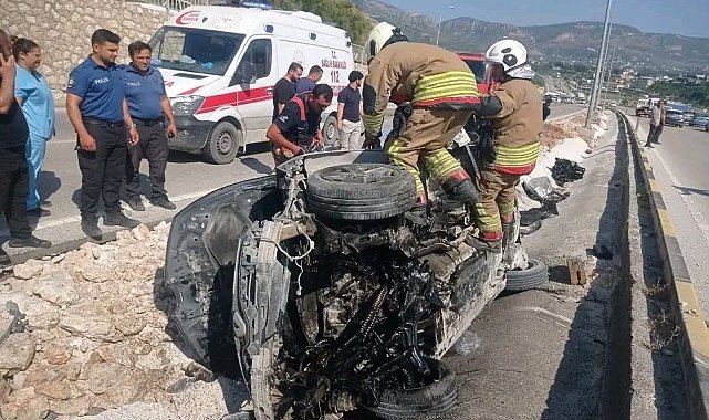 Hatay'da otomobil refüje çarptı: 1'i ağır 3 yaralı