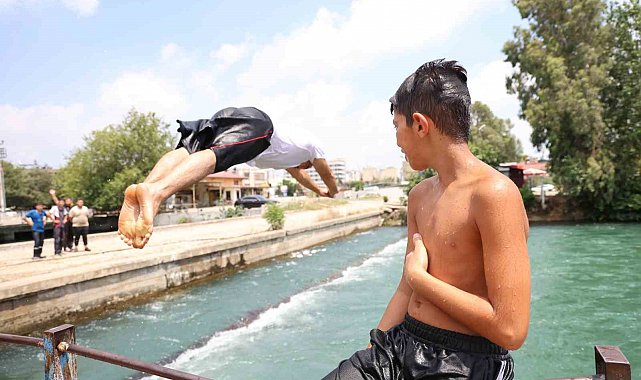 Hem canlarını hiçe sayıyorlar, hem de başkalarına kanalda yüzme öğretiyorlar