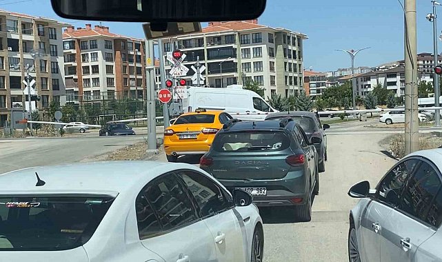 Hemzemin geçitte araçların tehlikeli geçişleri kameraya yansıdı