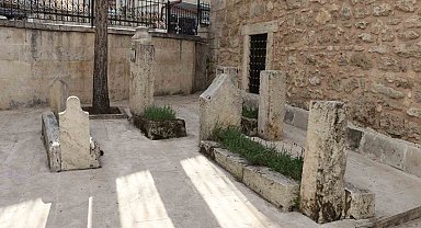 Her gün yüzlerce kişi önünden geçiyor, bu mezar tarihe ışık tutuyor
