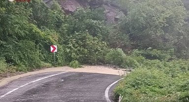 Heyelan nedeniyle ulaşıma kapanan Cide-Doğanyurt yolu ulaşıma açıldı