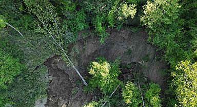 Heyelan yolu ulaşıma kapattı
