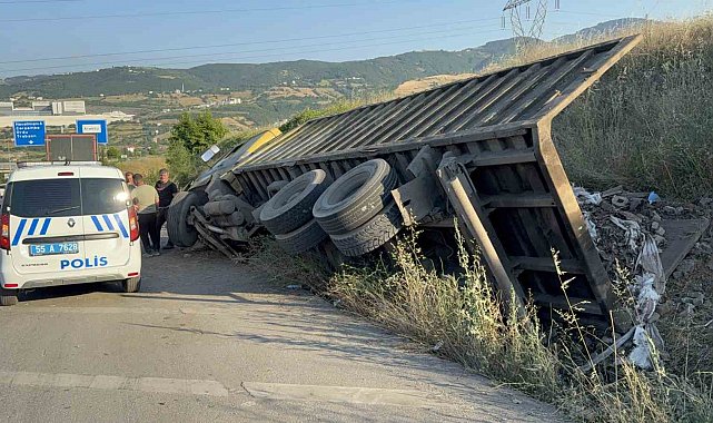 Hurda yüklü kamyonun freni patladı, sürücü faciayı önledi