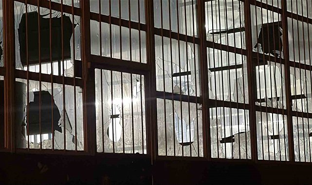 Husumetlisinin iş yerinin camlarını kırdı, emniyete gidip teslim oldu