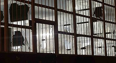 Husumetlisinin iş yerinin camlarını kırdı, emniyete gidip teslim oldu