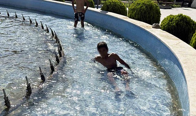 Iğdır'da çocuklar süs havuzunda serinledi