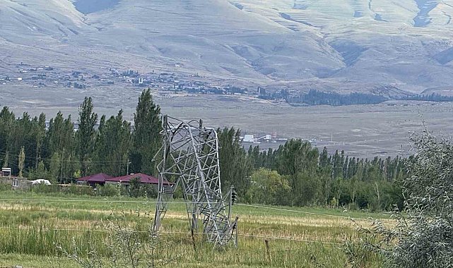 Iğdır'da fırtına çatıları uçurdu