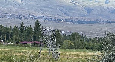 Iğdır'da fırtına çatıları uçurdu