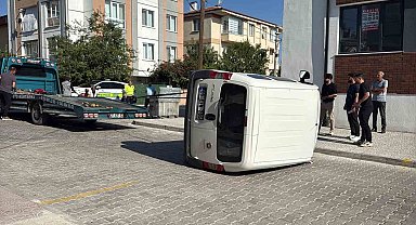 İki hafif ticari araç çarpıştı: 3 kişi yaralandı
