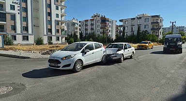 İki otomobil çarpıştı: 1 yaralı