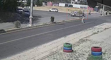 İki otomobil çarpıştı, yoldan geçen şahıs son anda kurtuldu